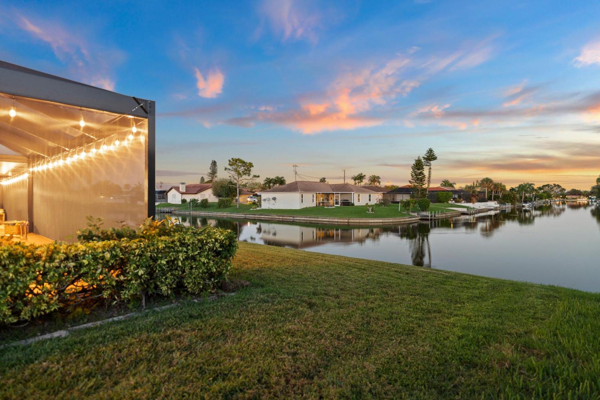 Serenity Waterfront Villa With King Suite, Private Pool, Great Lanai Enclosure And Long Water Views Cape Coral Kültér fotó