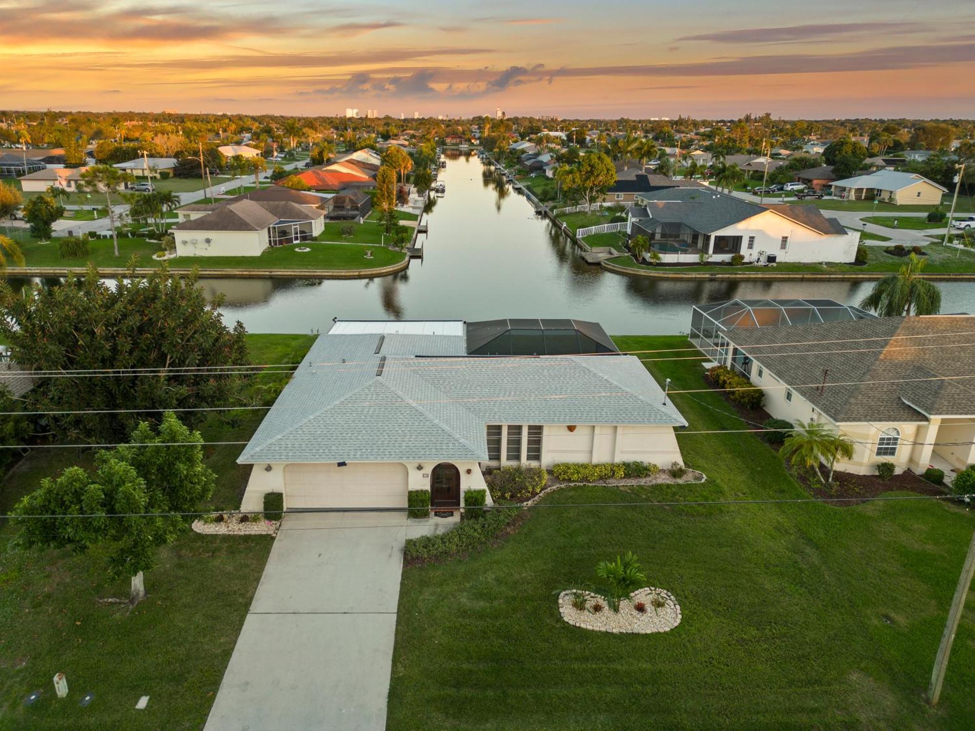 Serenity Waterfront Villa With King Suite, Private Pool, Great Lanai Enclosure And Long Water Views Cape Coral Kültér fotó