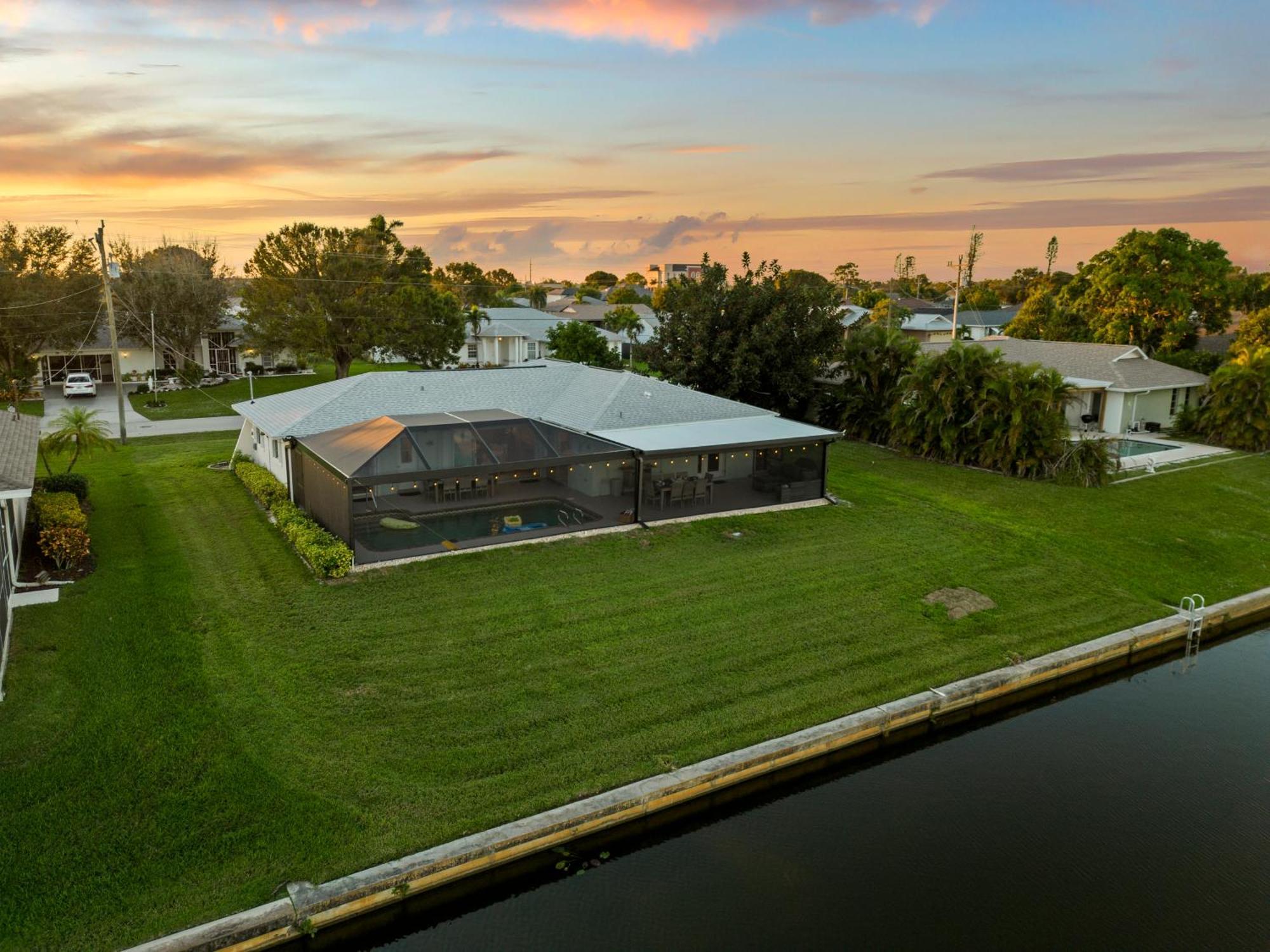 Serenity Waterfront Villa With King Suite, Private Pool, Great Lanai Enclosure And Long Water Views Cape Coral Kültér fotó